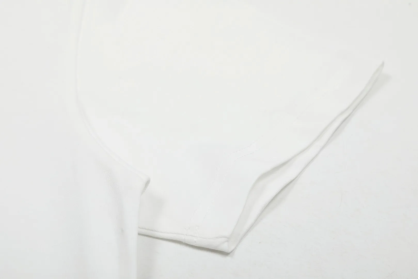 vivienne west wood The Queen Mother of the West Vivienne Saturn Embroidered Short Sleeve VIVI 157# "Exclusive Style" The new fabrics have been washed twice at high temperature + water. It is the only one in the entire network that achieves 0 shrinkage. The Solona thread is arranged. The threaded neckline does not deform. It is tight and dense. Welcome to compare. The entire series of correct accessories. Every detail is completely restored and can be stretched directly.